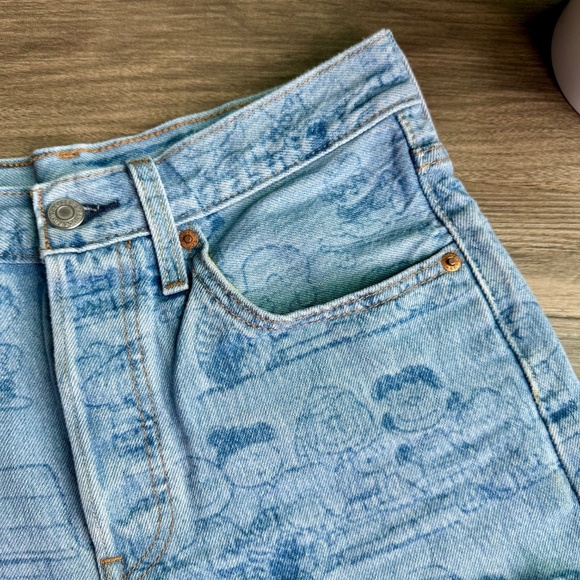 Levi’s x Peanuts Snoopy Print High-Rise Cutoff Denim Shorts Size W26 - Picture 4 of 16